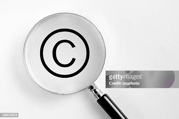 copyright-symbol in dem mikroskop - intellectual property stock-fotos und bilder