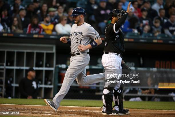 Travis Shaw of the Milwaukee Brewers scores a run past Omar Narvaez of the Chicago White Sox in the third inning at Guaranteed Rate Field on June 1,...