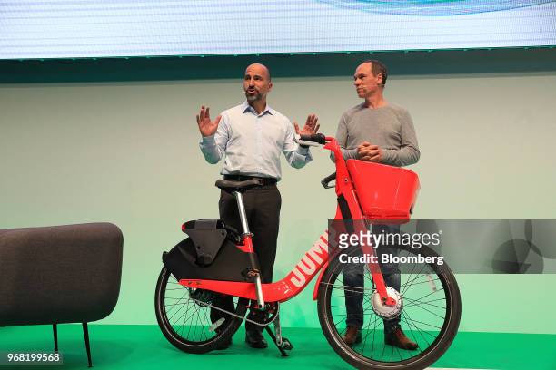 Dara Khosrowshahi, chief executive officer of Uber Technologies Inc., left, presents the JUMP ride sharing hire-bicycle alongside Christoph Keese,...