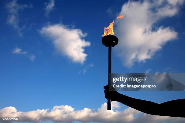 holding burning flaming torch - fakkel stockfoto's en -beelden