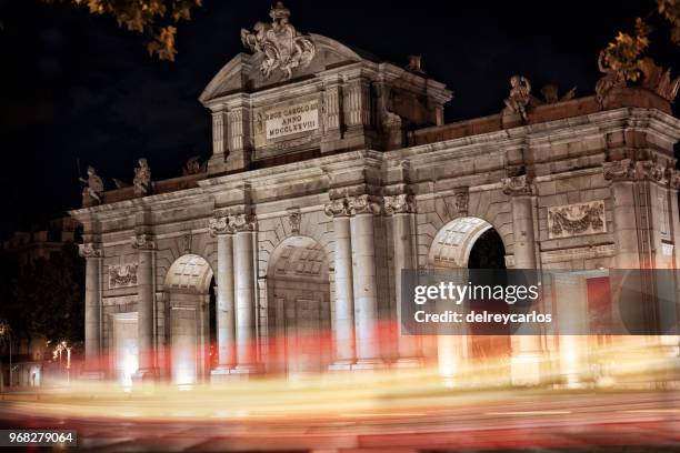 puerta de alcalá speed of light - アルカラ通り ストックフォトと画像