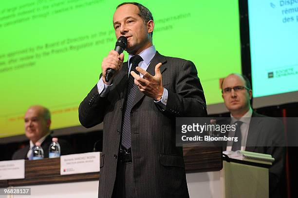 Frederic Oudea, chairman and chief executive officer of Societe Generale, center, speaks at a news conference in Paris, France, on Thursday, Feb. 18,...