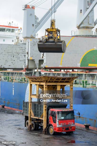 unloading coal from the tanker - jordan lye stock-fotos und bilder