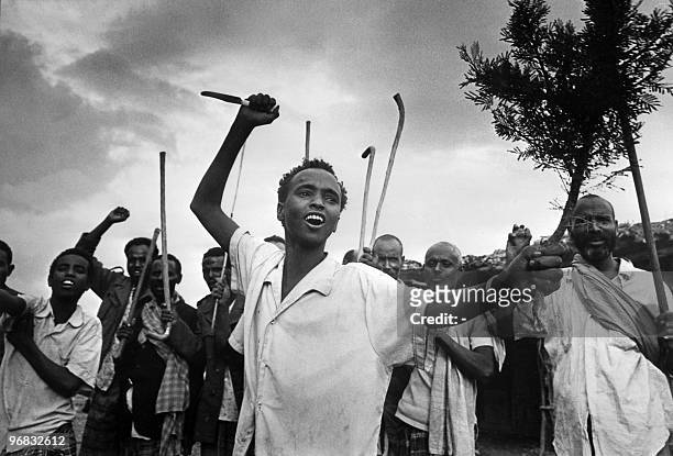 De jeunes soldats somaliens manifestent leur détermination au camp d'entrainement de Jijiga dans le désert de l'Ogaden, le 27 Novembre 1977, lors du...