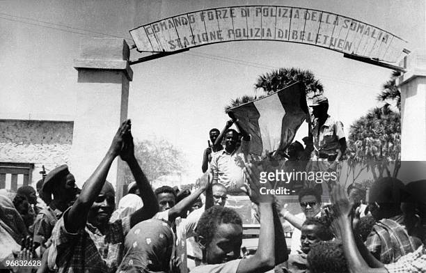 Le chef de guerre somalien Khalef Faref et ses soldats déploient un drapeau capturé aux éthiopiens, le 27 février 1964, lors du conflit frontalier...