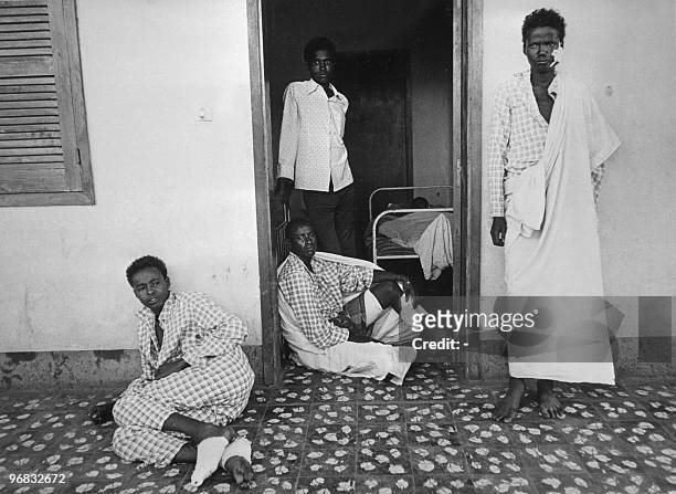 Des soldats somaliens blessés attendant des soins à l'hôpital militaire de Jijiga dans le désert de l'Ogaden, le 30 Novembre 1977, lors du conflit...