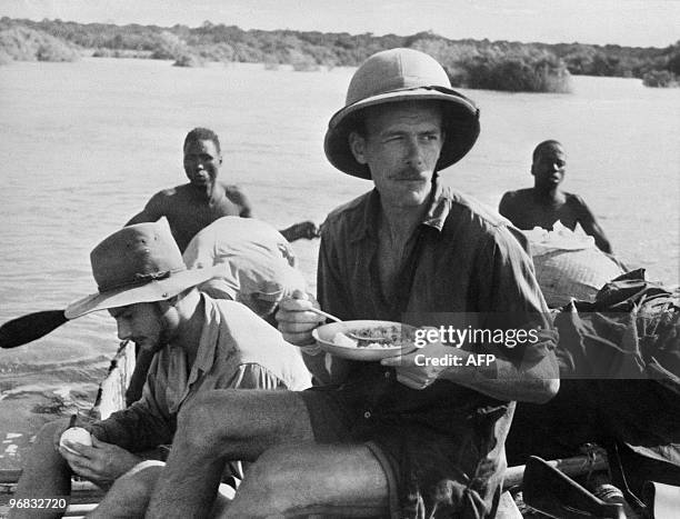 Photo prise en mars 1947 de colons se restaurant lors d'une promenade sur le fleuve, aux sources du Niger, en Afrique. Picture taken in March 1947 of...