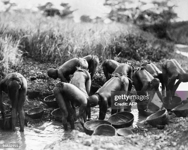 Photo prise dans les années 30 d'Africains lavant leur récipient dans un ruisseau, en Afrique occidentale française . L'Afrique occidentale française...