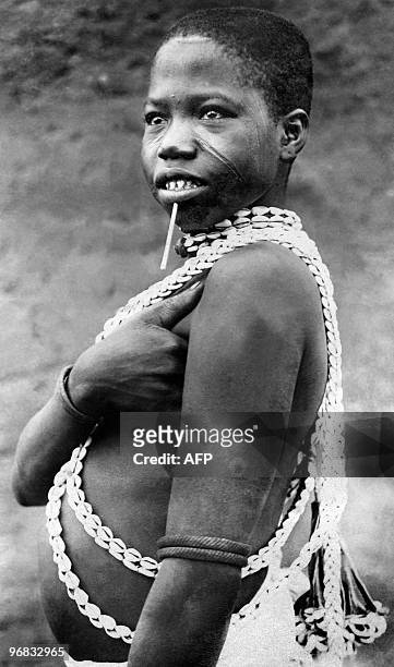 Photo non datée d'une jeune femme posant en costume de mariée en Afrique occidentale française . L'Afrique occidentale française était une fédération...