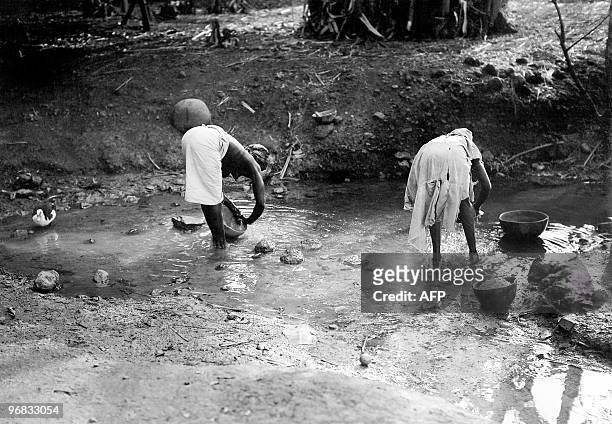 Photo reçue en 1947 de femmes africaines au port canal, en Afrique occidentale française . L'Afrique occidentale française était une fédération...