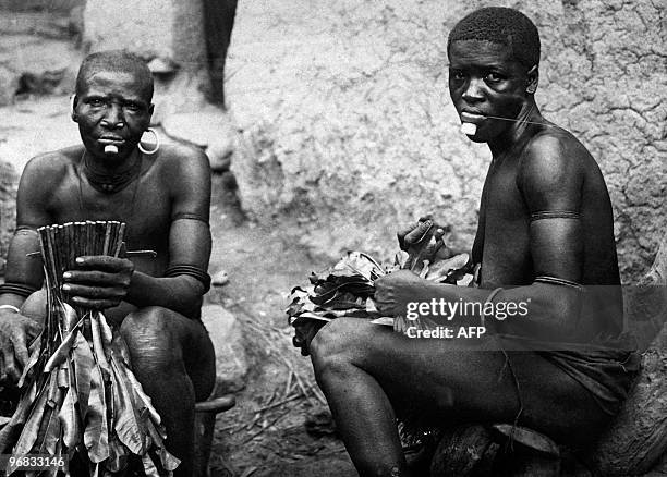 Photo non datée de femmes appartenant à la tribu Bobo fabriquant des pagnes de feuilles, en Afrique occidentale française . L'Afrique occidentale...
