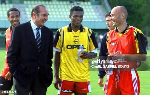 Le président de la République, Jacques Chirac, plaisante avec les joueurs de l'équipe de France de football Thierry Henry, Marcel Desailly, Robert...