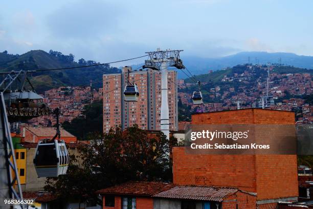 overview on metrocable line j, going uphill, medellin, colombia - metro medellin stock pictures, royalty-free photos & images