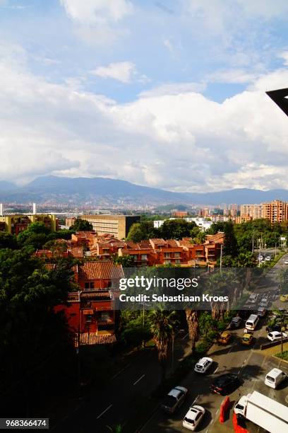 calle 43c and urban skyline, medellin, colombia - calle urbana imagens e fotografias de stock