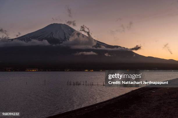 mt.fuji at yamanakako lake at dawn - yamanakako photos et images de collection