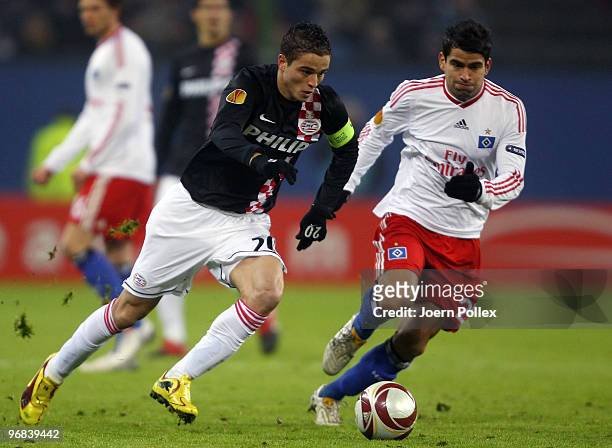 Tomas Rincon of Hamburg and Ibrahim Afellay of Eindhoven compete for the ball during the UEFA Europa League knock-out round, first leg match between...