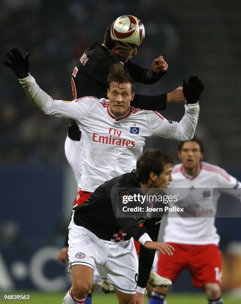 Marcell Jansen of Hamburg and Stanislav Manelov and Danko Lazovic of Eindhoven compete for the ball during the UEFA Europa League knock-out round,...