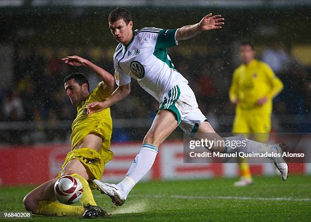 Ivan Marcano of Villarreal competes for the ball with Edin Dzeko of Wolfsburg during the UEFA Europa League football match between Villarreal CF and...