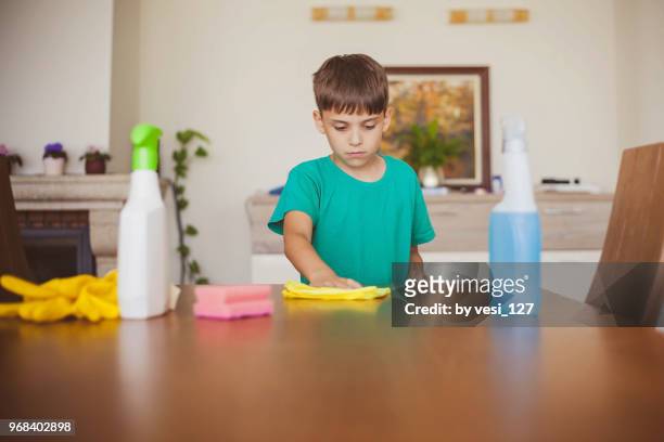 boy polishing wooden table with cloth - kids with cleaning rubber gloves 個照片及圖片檔