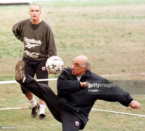 El director tecnico de la seleccion chile de futbol Nelson Acosta, juega con el balon ante la mirada del jugador Javier Margas, 19 de Agosto en...