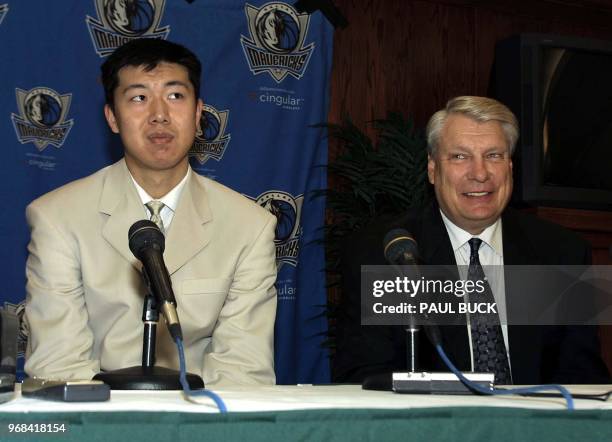 Chinese center Wang Zhizhi and Dallas Maverick head coach/general manager Don Nelson announce Wang's two-year contract with the Mavericks 04 April...