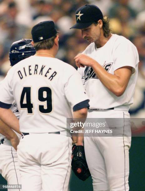 Randy Johnson of the Houston Astros talks to manager Larry Dierker 29 September during the sixth inning against the San Diego Padres in the Houston...