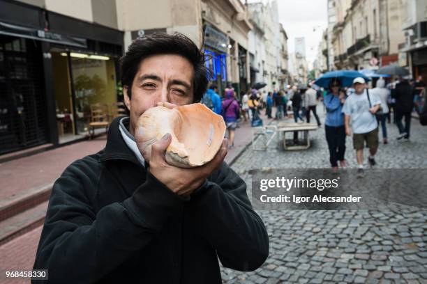calle ejecutante jugar una cáscara del inca en san telmo, buenos aires - san telmo fotografías e imágenes de stock
