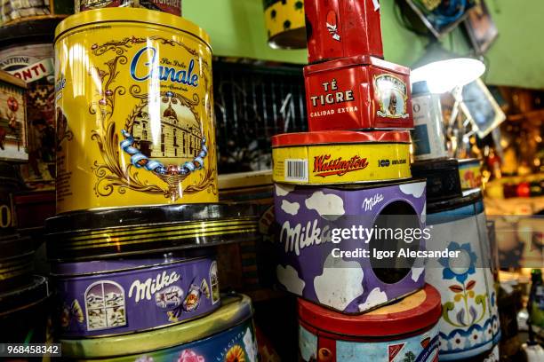 cajas de la lata en el mercado de san telmo, buenos aires - san telmo fotografías e imágenes de stock