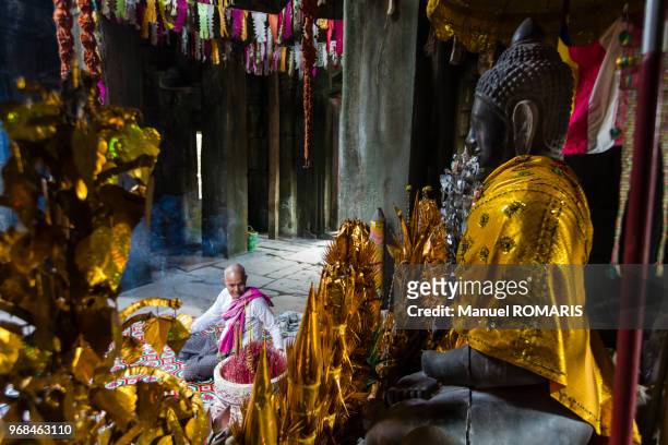 buddhist ceremony, banteay kdei temple, angkor, cambodia - banteay kdei stock pictures, royalty-free photos & images