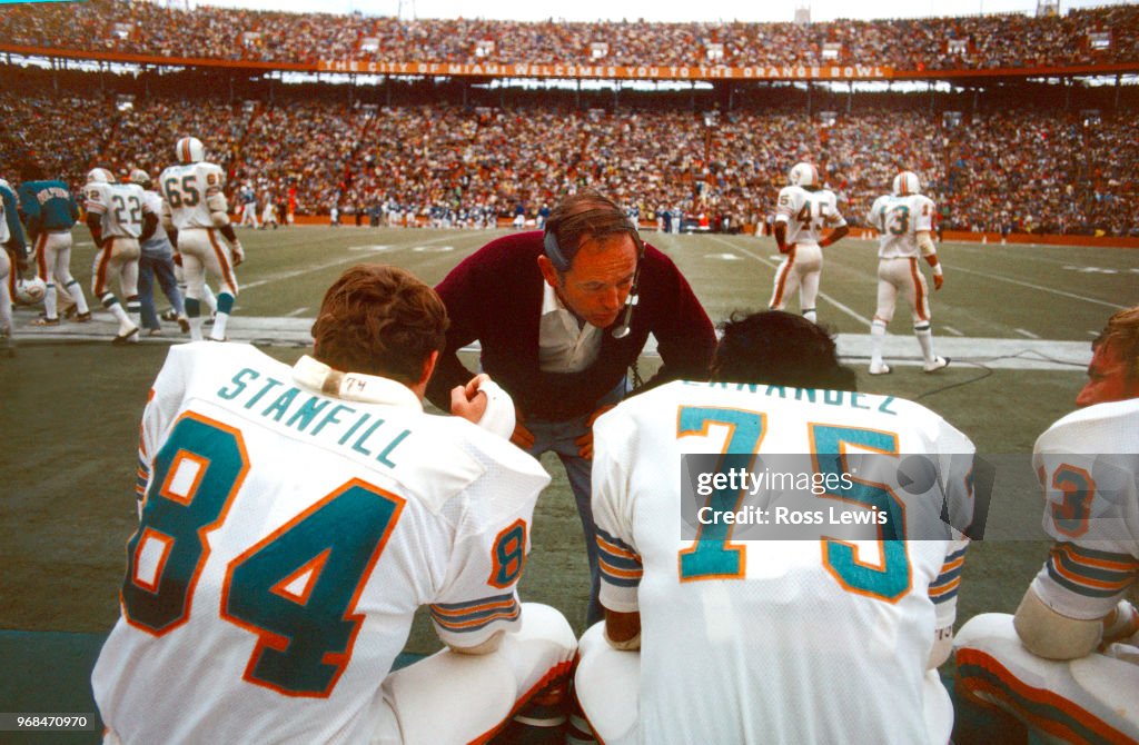 Bill Arnsparger, Defensive Coordinator of the Miami Dolphins, speaks with Bill Stanfill, Defensive End, and Manny Fernandez, Defensive Tackle, during an NFL Football game against the Baltimore Colts, December 16, 1972.