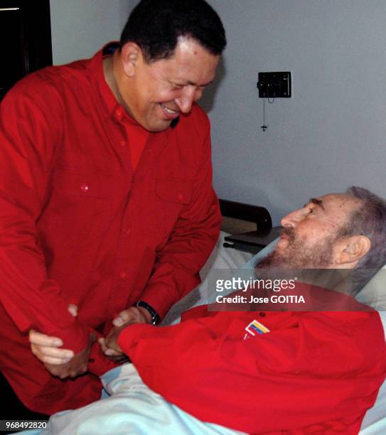 Le président vénézuélien Hugo Chavez rend visite à Fidel Castro dans un hôpital le 14 aout 2006 à La Havane, Cuba.