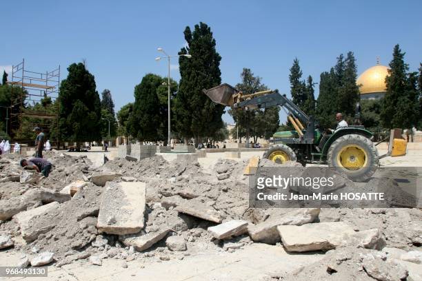 Labourer stands near an excavator on the plaza near the Dome of the Rock Mosque in Jerusalem's Old City August 30, 2007. Israeli archaeologists said...