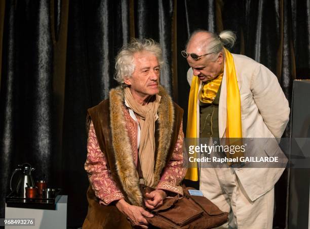 Jean-Paul Farré et Jean-Luc Moreau sur scène interprètent au Théâtre de Poche Montparnasse 'Voltaire Rousseau' de Jean-François Prévand, mise en...