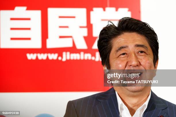 Le Premier ministre du Japon et chef du Parti liberal, Shinzo Abe, repond aux questions des journalistes lors du depouillement du scrutin pour...