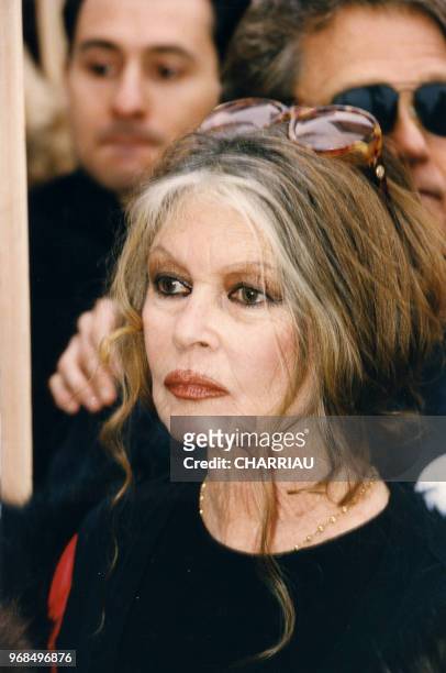 Brigitte Bardot manifeste contre le retour sur le marché de la fourrure, Paris le 20 décembre 1997, France.