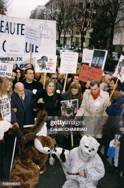 Brigitte Bardot et Laetitia Sherrer manifestent contre le retour sur le marché de la fourrure, Paris le 20 décembre 1997, France.