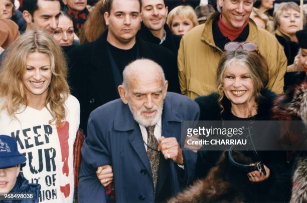 Brigitte Bardot et Laetitia Sherrer manifestent contre le retour sur le marché de la fourrure, Paris le 20 décembre 1997, France.