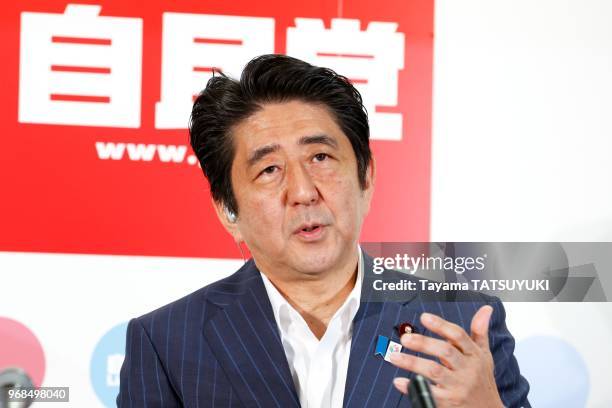 Le Premier ministre du Japon et chef du Parti liberal, Shinzo Abe, repond aux questions des journalistes lors du depouillement du scrutin pour...