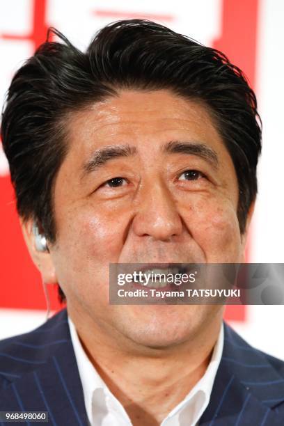 Le Premier ministre du Japon et chef du Parti liberal, Shinzo Abe, repond aux questions des journalistes lors du depouillement du scrutin pour...