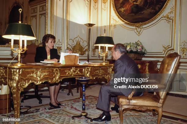 Edith Cresson, Premier ministre, s'entretient avec Pierre Bérégovoy à l'hôtel Matignon le 16 mai 1991 à Paris, France.