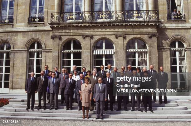 Photo de famille du gouvernement d'Edith Cresson avec le président François Mitterrand le 17 mai 1991 à Paris, France.