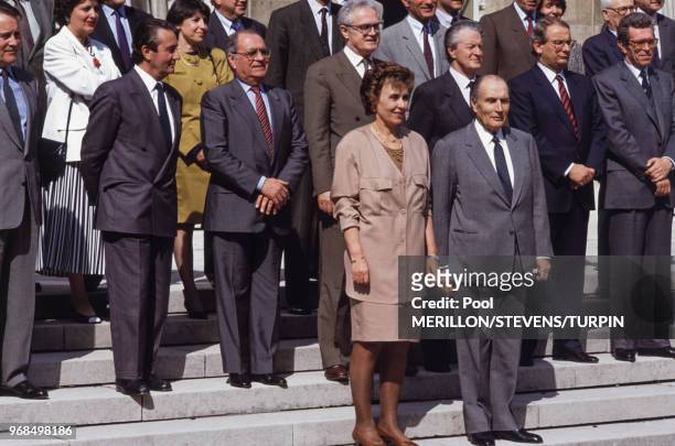 Photo de famille du gouvernement d'Edith Cresson avec notamment Pierre Bérégovoy, Lionel Jospin, Roland Dumas et le président François Mitterrand le...