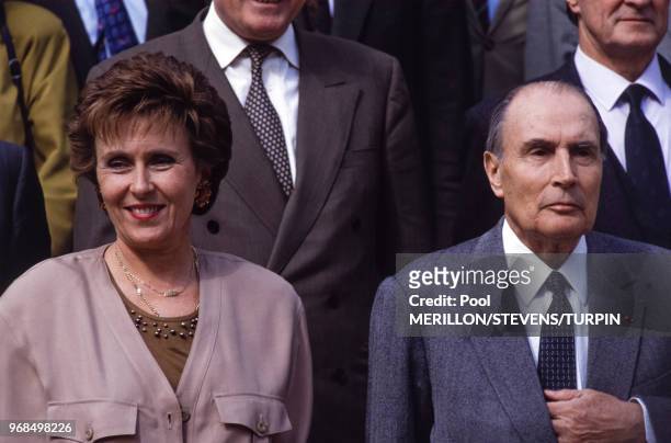 Photo de famille du gouvernement d'Edith Cresson avec le président François Mitterrand le 17 mai 1991 à Paris, France.