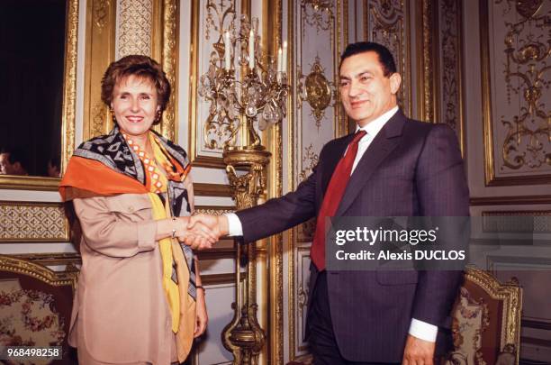 Edith Cresson, Premier ministre, reçoit le président égyptien Hosni Moubarak à l'hôtel Matignon le 18 mai 1991 à Paris, France.