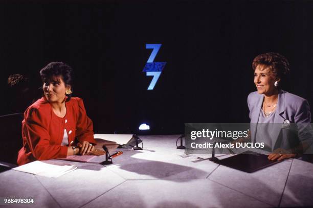 Anne Sinclair reçoit Edith Cresson sur le plateau de l'émission télévisée 7 sur 7 le 19 mai 1991 à Paris, France.