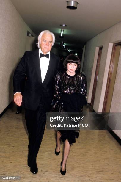 Mireille Mathieu et son impréssario Johnny Stark arrivent au Palais des Congrès le 16 janvier 1986, Paris, France.