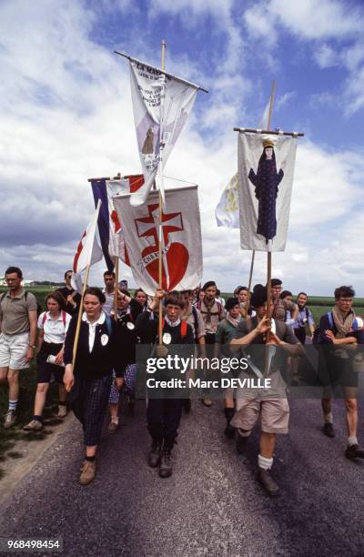 Jeunes pèlerins en marche de Notre-Dame de Paris vers la cathédrale de Chartres le 20 mai 1991, France.