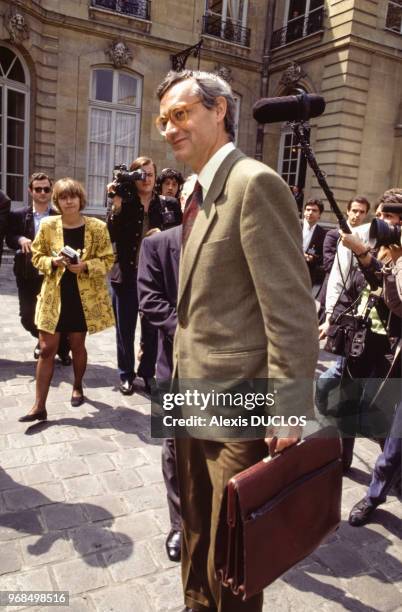 Jean-Louis Bianco dans la cour de l'hôtel Matignon le 21 mai 1991 à Paris, France.