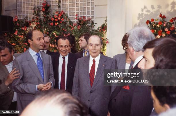 François Mitterrand entouré de Laurent Fabius, Michel Rocard et Pierre Mauroy pour les dix années de sa présidence le 21 mai 1991, à Paris, France.