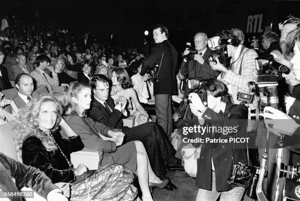 Portrait de la chanteuse Dalida et de l'actrice Catherine Deneuve, avec au second rang Laurent Fabius, dans une salle de spectacle le 22 septembre...